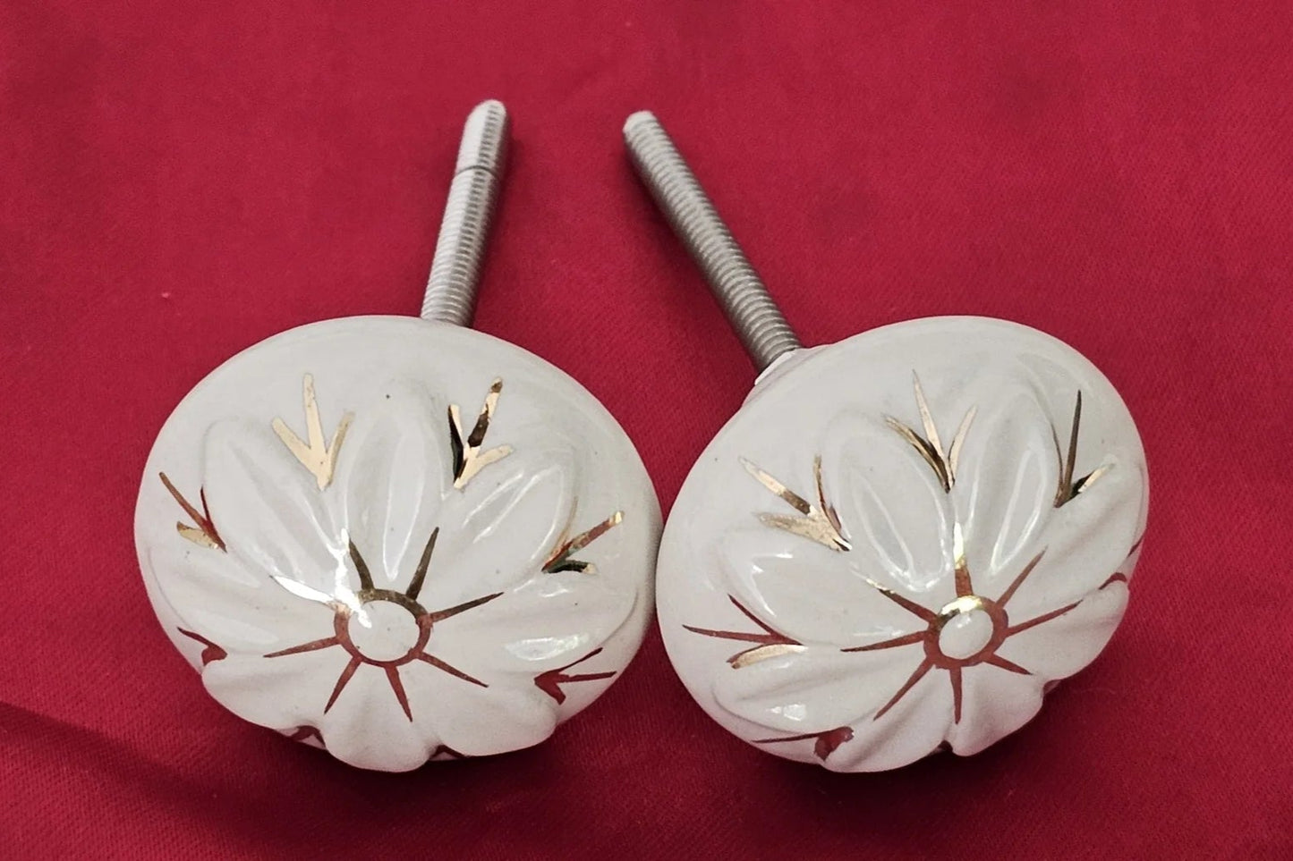 Ivory and gold ceramic drawer knobs with daisy blossom design – handcrafted decorative knobs for cabinets and furniture.