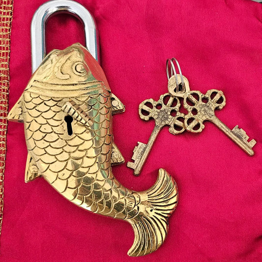 Fish-shaped brass lock with intricate scale detailing. Comes with a set of antique-style keys. Decorative and functional.
